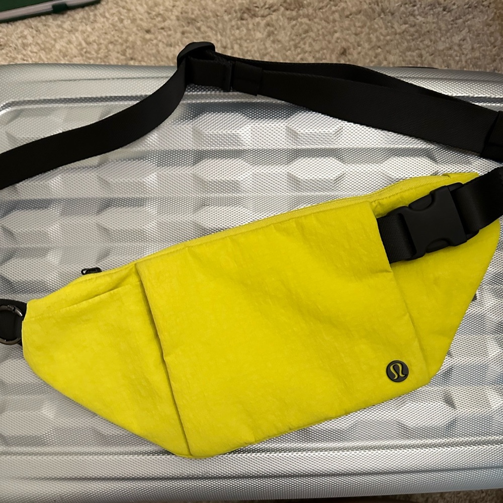 Lululemon Athletica Multi pocket belt bag